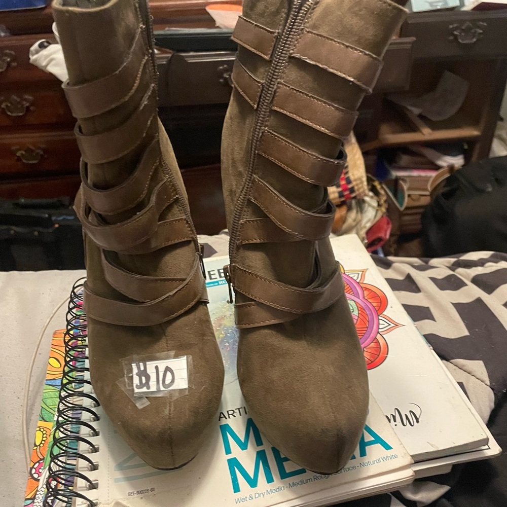 Stylish Brown Women's Boots